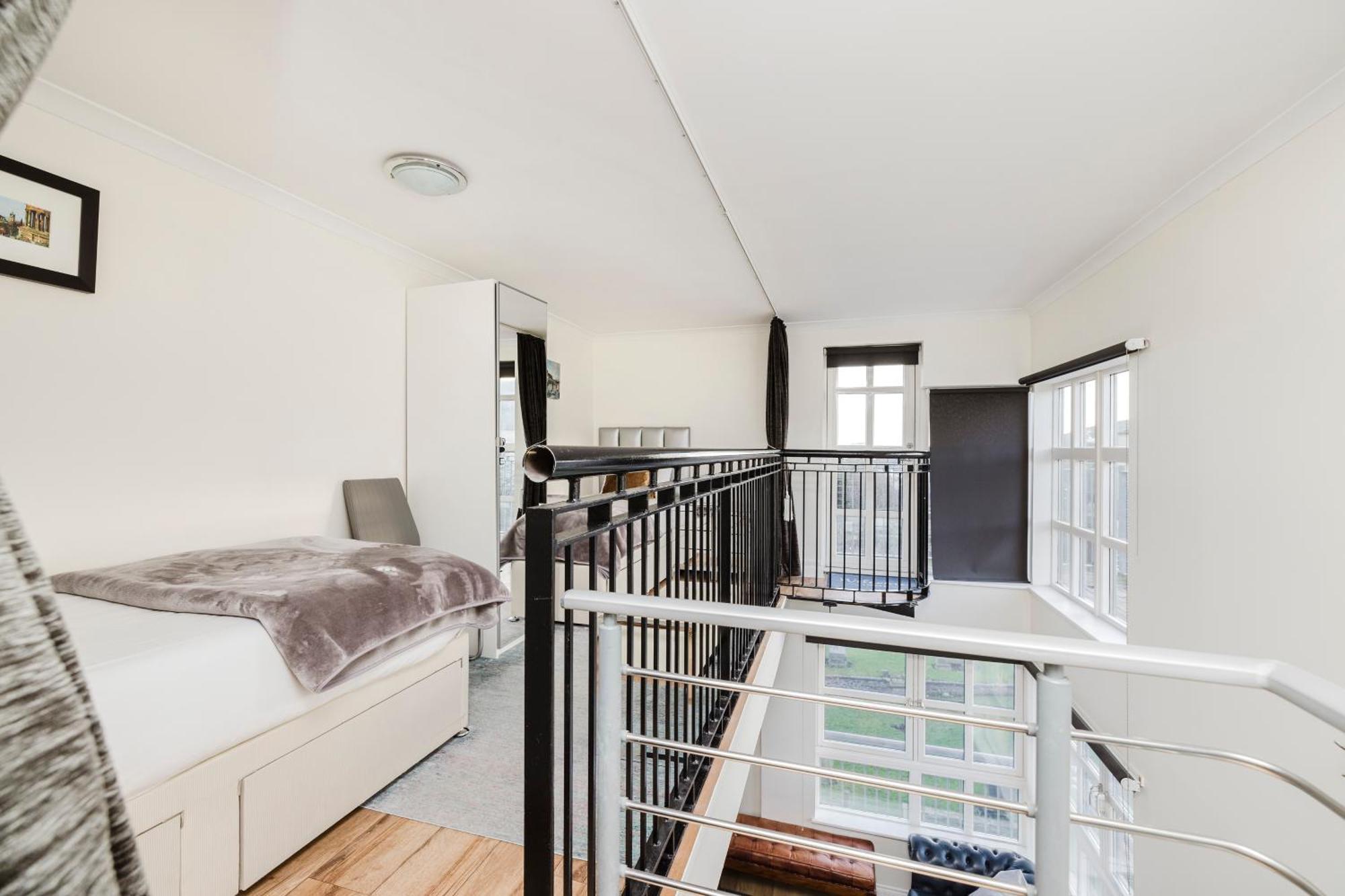 Joivy Stylish Apartment With Balcony In Old Town Эдинбург Экстерьер фото